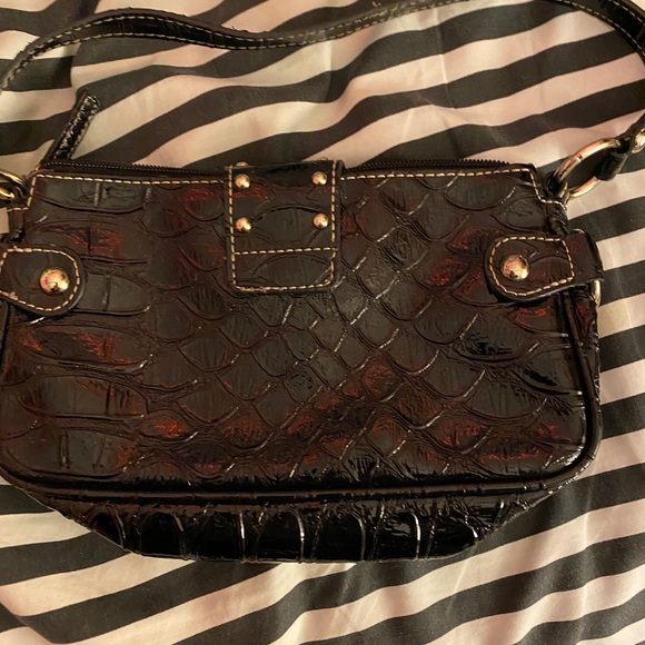 Guess purse - Picture 2 of 2